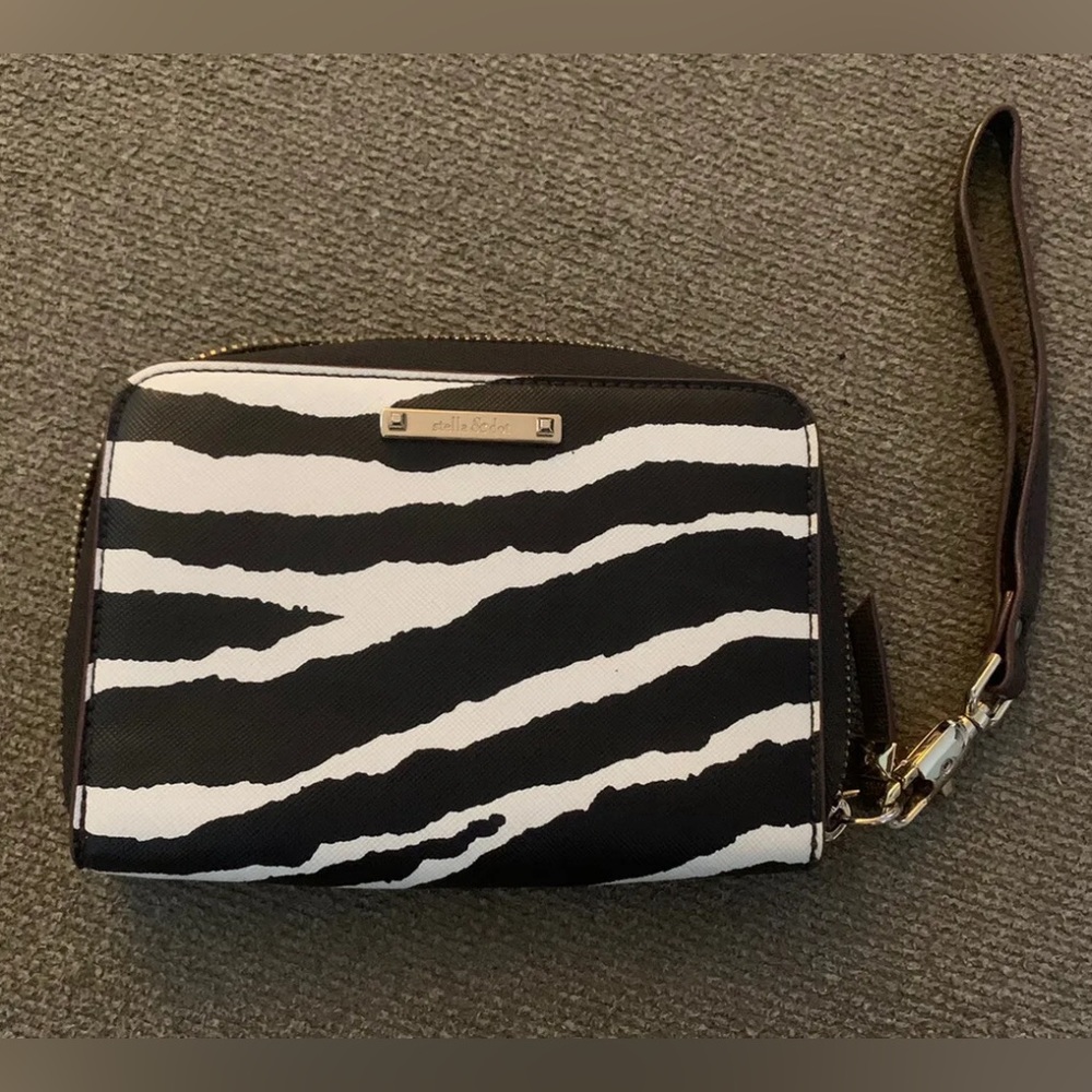 THIS LITTLE WRISTLET WALLET IS THE PERFECT SIZE FOR ALL YOUR CARDS, & MONEY